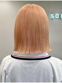 切りっぱなしミディアム顔周りレイヤーペールピンクベージュ30代