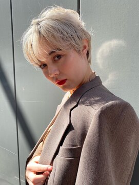 エイチ 天神橋(H) ミニウルフホワイトグレージュレイヤーカット大人ショート美髪