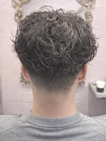 フッタ(Futta)&nbsp;新宿メンズ縦落ちニュアンスパーマ×フェードカット