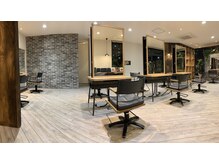 カラー・パーマのお待ちの時間は・・・読みきれないほどの雑誌をタブレットでご用意しています