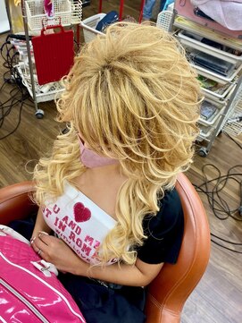 ヘアセットアップス(UP's) 芸術ヘアセット『綺麗で可愛いスジ盛り髪』根強い人気です(^○^)