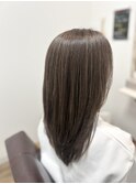 グレーヘアでも明るめに！大人なレイヤースタイル