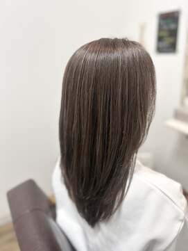 ホットリップ(Hot Lip) グレーヘアでも明るめに！大人なレイヤースタイル