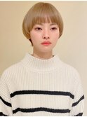 ハイトーンペールベージュのマッシュショート/ぱっつん前髪