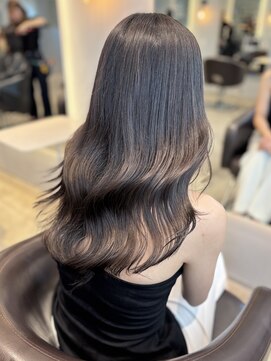 ケリーアン 太田(kelly.un) 透明感グレージュカラー / うる艶ミディ / 群馬太田