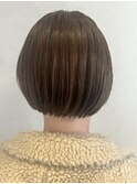 オリーブベージュのショートボブスタイル