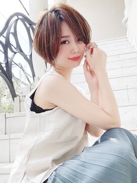 アンド ストーリーズ(&STORIES) 耳かけ/ショートボブ/フォギーベージュ/毛先ウェーブパーマ小林