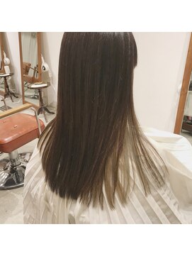 マウロア(MAULOA) “ハイトーン インナーカラー プラチナベージュ”中西英美子