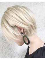 フロクシノーシナイヒリパイリフィケーション(Floccinaucinihilipilification)&nbsp;ホワイトブロンドのショートヘア(ブリーチ×1.5～)