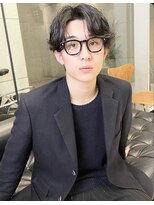 黒髪　センターパート　ニュアンスパーマ　ビジネスヘア