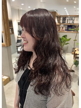 レディな雰囲気抜群うねり感のある大きめウェーブパーマ