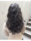ロング強めスパイラルパーマ暗めカラーウェーブヘアハードパーマ