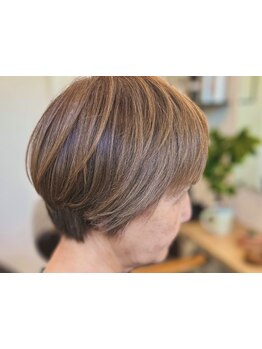 白髪ぼかしのハイライトから白髪を感じさせない艶色カラーまで♪悪玉活性酸素除去トリートメントを使用☆