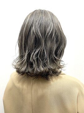 オンザ(ONTHE) グレージュ3Dカラーミディアムボブ【林京平】