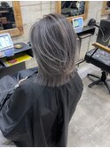グレーベージュ レイヤーロング 前髪パーマ アッシュブラック