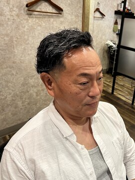 キタセンジュバーバー バイ ティーズ(KITASENJU BARBER by T's) ハイライト ブリーチ スキンフェード