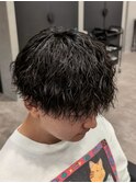 波巻きスパイラルパーマラウンドマッシュ刈り上げメンズ