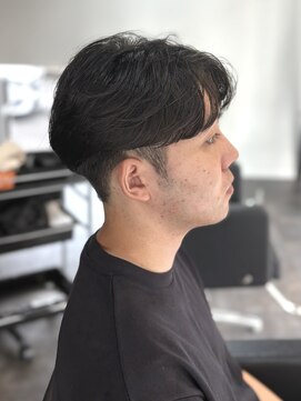 ニアウ 高崎店(Niau) メンズセンターパートニュアンスフェザーパーマ群馬高崎眉毛