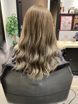 イーチ ディー ヘアーアンドトータルビューティー(each dee hair&total beauty) 韓国風レイヤースタイル/外巻きロング