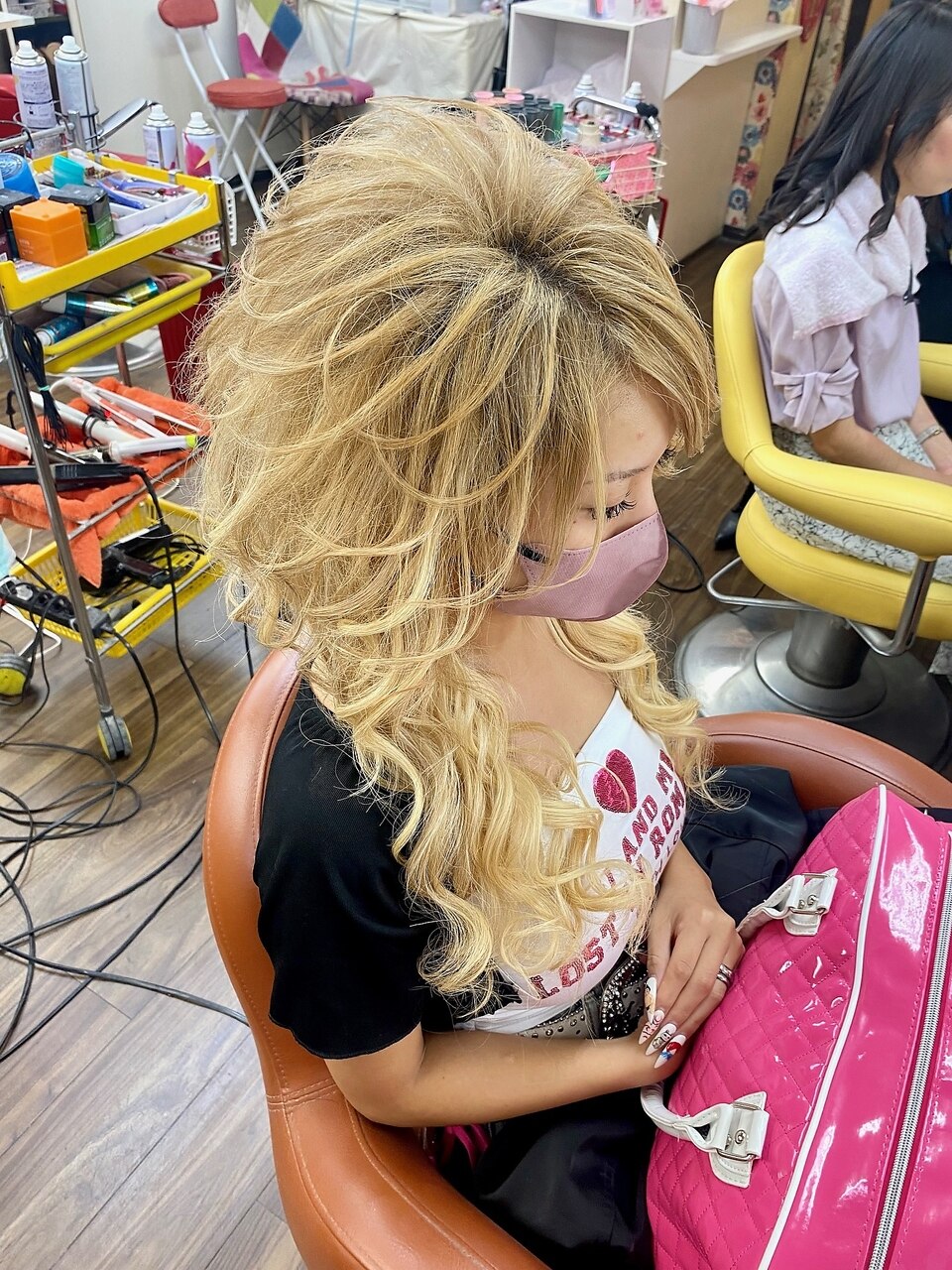 芸術ヘアセット『綺麗で可愛いスジ盛り髪』根強い人気です