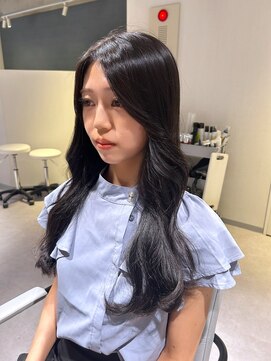 アム(amu) ワンホン/ロングレイヤー/顔まわりカット/暗髪カラー