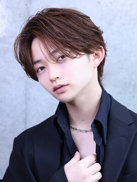 アーリー(Ali'i) センターパート茶髪パーマ毛流れフェザーパーマツーブロック