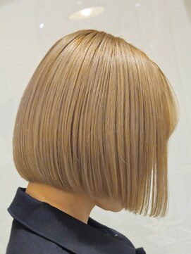 ボブ×ミルクティーベージュで落ち着きもあるハイトーン