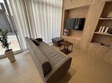 アンシャレット(un chalet)の雰囲気（広々とした待合、貸し切り空間となるのでお子様との同伴もOKです）