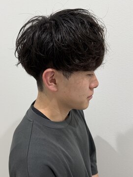 ヒュイル バイ ニアウ(Hwyl by Niau) メンズマッシュパーマニュアンスパーマスパイラルパーマ刈り上げ