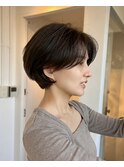 毛流れレイヤーの耳かけショートボブ