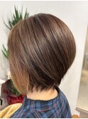 リタッチとインナーカラーで、グレイヘアを明るく♪