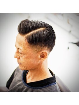 ヘアーズアウル(hair`s OWL) 七三分けライン入れローフェードスタイル