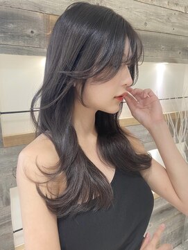 アイヴィ 表参道(IVY) シースルーバングくびれロング ツヤ髪暗髪カラー 顔まわりカット