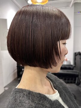 カムジーヘッド(COMEGHEAD) 大人ショートボブベージュカラー切りっぱなしボブブリーチカラー