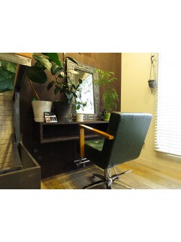 賑やかな大型サロンが苦手という方に◎♪落ち着いた雰囲気の店内は、3席のみなので周りも気になりません！