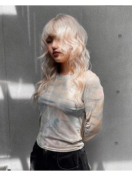 ヴァーディ オモテサンドウ(Vardy omotesando) white/ホワイト ブロンド 巻き髪 ハイトーンロング