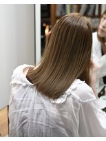 アナンダ(ananda)&nbsp;柔らか艶髪ベージュカラーとミディアムヘア