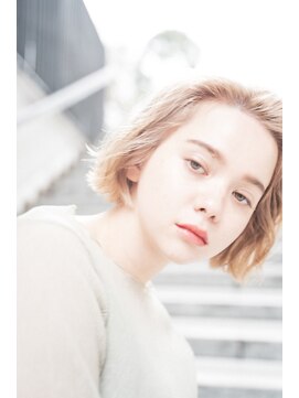 イーズ(e's) モードナチュラルなミニマムボブ　外ハネボブ　アッシュブラウン