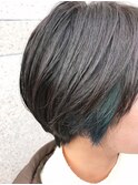イヤリングカラーブルーグリーン　ショートボブ