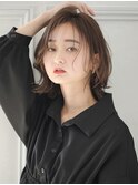 透かしたおでこが抜け感を作るボブ