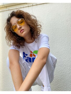 アデ オモテサンドウ(ade omotesando) ボリュームのあるカールで癖感を出したレイヤーボブ