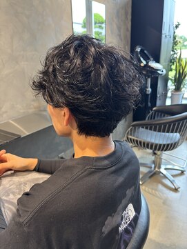 ユウシヘアー(Yushi Hair) 癖を活かしたパーマ風センター分けスタイル