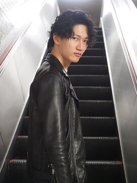 サン(3) センターパート　前下がりウルフ　波巻きスパイラル　黒髪　2