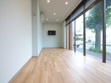 エストリノ(est lino)の雰囲気（8畳ほどの広々と明るいキッズスペース。【磯子】）