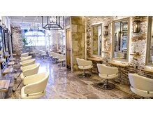 オーブ ヘアー ラウンジ 池袋店(AUBE HAIR lounge)の雰囲気(開放感のある明るい店内で、くつろぎの時間をお過ごしください。)