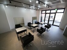 less is more...を意識した店内。とことんシンプルに