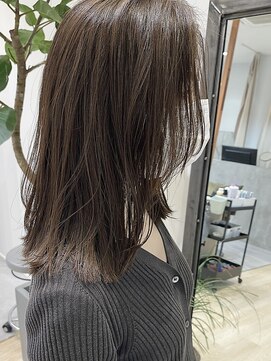 カルナ バイ エルモ(calna by ELMO) 【鎖骨下3cm　お手入れ簡単ミディアム】　オリーブグレージュ