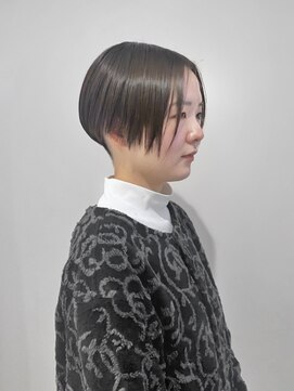 ゴーズゴードットビー 吉祥寺(go s go .b) モードな前下がりのぱつっと刈り上げショート【吉祥寺】