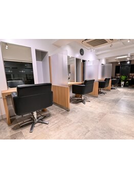 40～50代の大人女性向けサロン＊ベテランスタイリストのみ在籍し、大人女性の”なりたい”を叶えます。