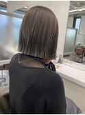 切りっぱなしボブオリーブベージュハイライトカラー